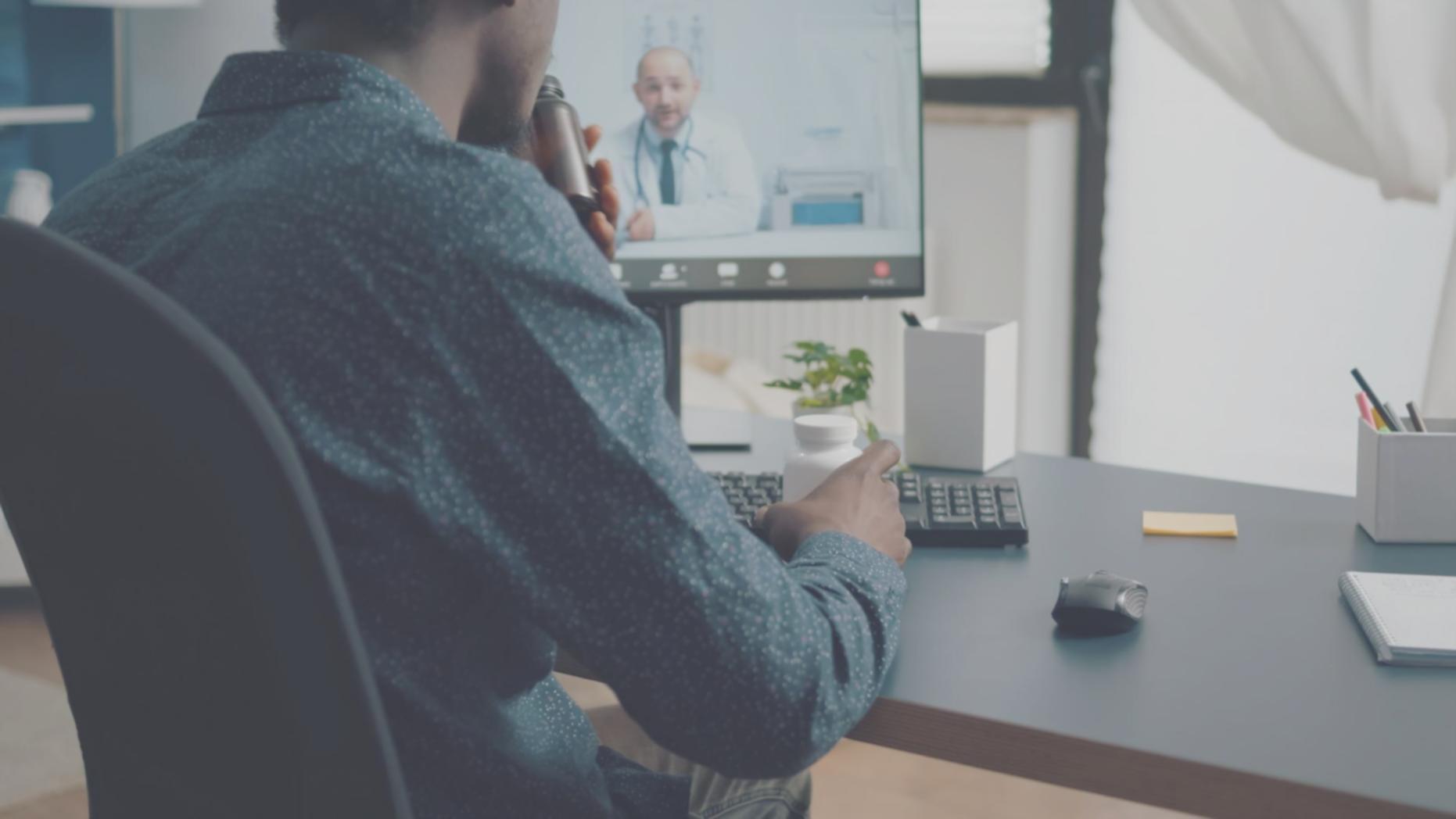 Espacio de yoga diseñado con elementos naturales y luz suave