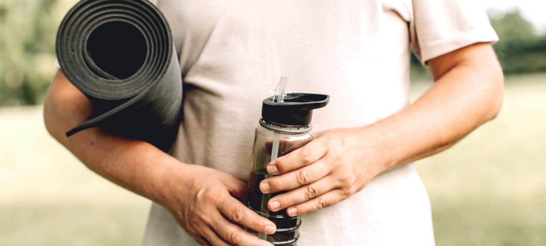 Espacio tranquilo preparado para la práctica de yoga